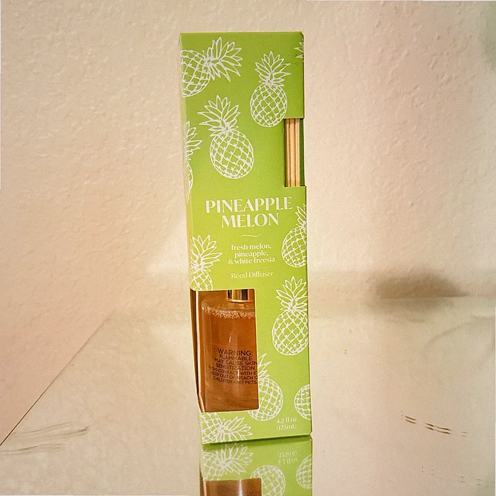 Distant Lands Reed Diffuser Melon Pineapple White Freesia Aromatherapy 4.2 fl oz